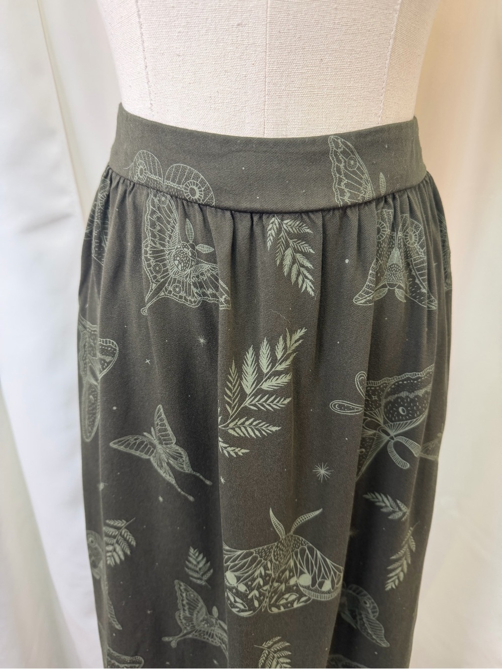 Disturbia ‘Callopistria Moth Print Midi Skirt’ in Olive Green Size 10 - Picture 9 of 16